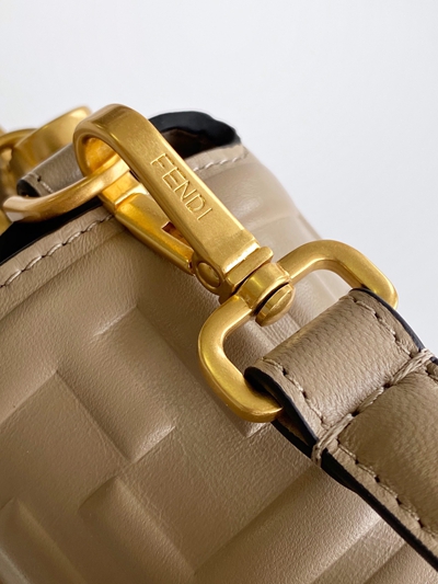 フェンディバッグ角部分ディテール